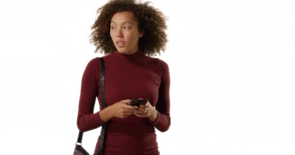 Beyaz Arka Planda Cep Telefonu Kullanan Şık Siyahi Bir Kadın — Stok video
