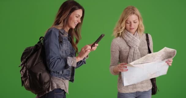 Paar Schöner Mädchen Die Smartphone Und Reisekarte Benutzen Das Ziel — Stockvideo