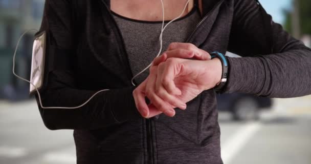 Close Mulher Usando Smartwatch Para Rastrear Correr Livre Corredor Feminino — Vídeo de Stock