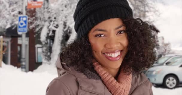 Close Mulher Afro Americana Bonito Sorrindo Para Câmera Cidade Coberta — Vídeo de Stock
