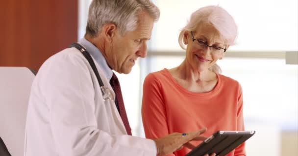 Amable Médico Senior Hablando Con Una Paciente Anciana Consultorio Médico — Vídeos de Stock