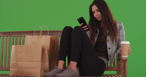 Πορτρέτο Της Ελκυστική Νεαρή Γυναίκα Κάθεται Στον Πάγκο Τσάντες Ψώνια — Αρχείο Βίντεο