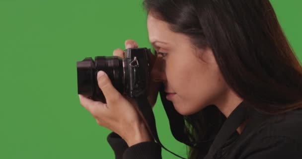吸引人的女性摄影师在绿屏上用数码相机拍照的特写 创意女性的特写使用飞镖相机捕捉图像在前面的绿色屏幕 — 图库视频影像