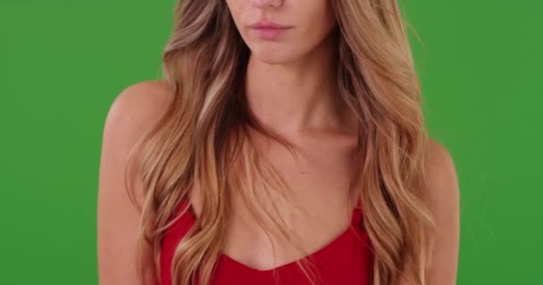 Großaufnahme Einer Attraktiven Weiblichen Millennial Die Ihre Arme Auf Dem — Stockvideo