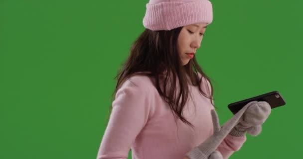 Eine Alleinstehende Asiatische Frau Die Sich Für Den Winter Kleidet — Stockvideo