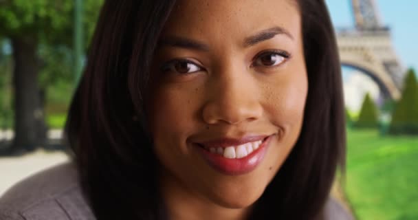 Közelkép Egy Vidám Mosolygós Fekete Nőről Párizsban Csinos Afro Amerikai — Stock videók