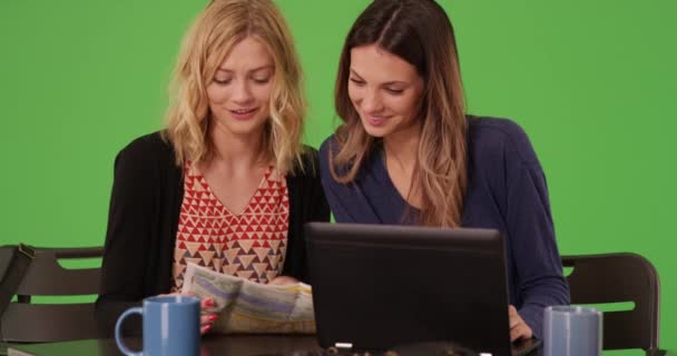 Två Bästa Vänner Använder Resekarta För Att Hitta Destinationen Greenscreen — Stockvideo