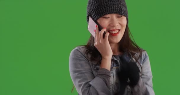 Zmrzlá Žena Mluví Mobilu Zatímco Teple Zelené Obrazovce Šťastná Asijská — Stock video