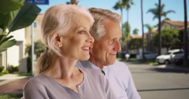 Close Van Gelukkig Bejaarde Echtpaar Dat Buiten Staat Rond Hun — Stockvideo