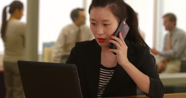 Úzký Pohled Mladé Obchodní Pracovnice Pracující Notebooku Při Rozhovoru Mobilním — Stock video