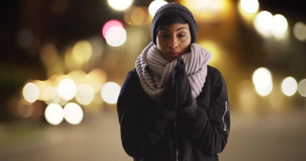 Portret Van Een Eenzame Zwarte Vrouw Met Muts Handschoenen Straat — Stockvideo