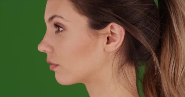 Detailní Profil Krásného Modelu Dívajícího Kameru Přední Zelené Stěně Obrazovky — Stock video
