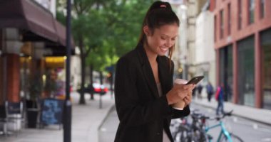 Genç Kafkas iş kadını şehir merkezindeyken kafenin dışındaki cep telefonundan mesaj atıyor. Mutlu Milenyum Profesyonel Kadın Kafe 'nin yanındaki akıllı telefonuyla mesajlaşıyor. 4k