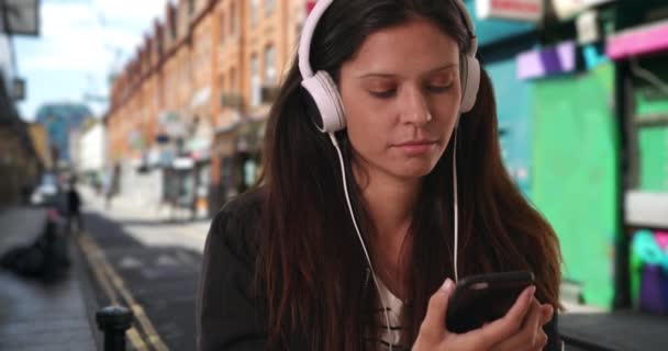 Millennial Γυναίκα Ακούγοντας Μουσική Χρησιμοποιώντας Smartphone App Ακουστικά Ενώ Στην — Αρχείο Βίντεο
