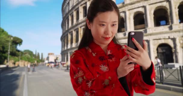 Vista Cercana Mujer Milenaria Moda Tradicional China Tomando Selfie Con — Vídeos de Stock
