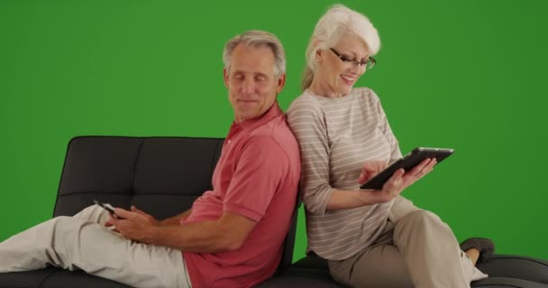 Couple Âgé Assis Dos Dos Utilisant Leurs Appareils Intelligents Sur — Video