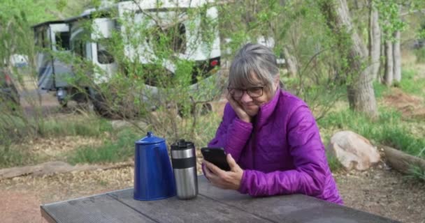 Usmívající Starší Žena Sedící Před Přívěsem Tábořící Přírodním Parku Utah — Stock video