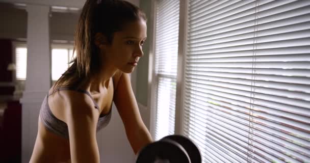Jonge Blanke Vrouw Traint Thuis Millennial Kaukasische Meisje Tilt Gewichten — Stockvideo