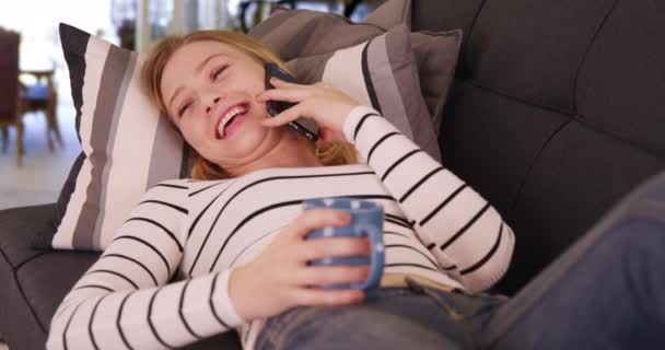 Jovem Menina Millennial Loira Deitada Sofá Falando Dispositivo Smartphone Linda — Vídeo de Stock