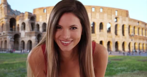 Wanita Cantik Tersenyum Dan Meniup Ciuman Kamera Luar Oleh Colosseum — Stok Video