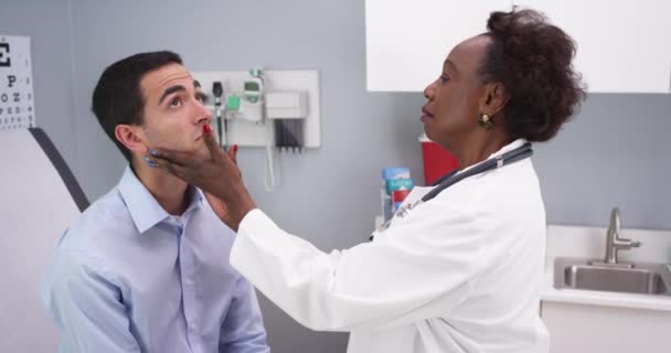 Профессиональный Чёрный Доктор Медицины Проверяет Шею Молодых Пациентов Опухшие Щитовидные — стоковое видео