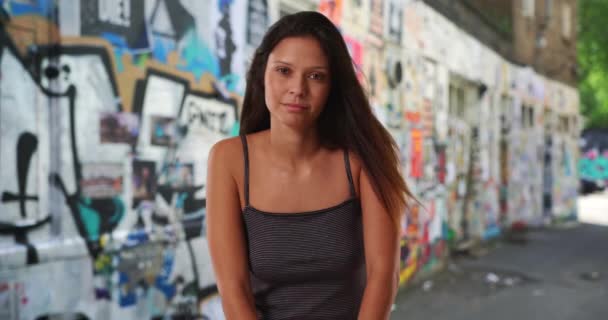 Menina Muito Caucasiana Vestindo Top Tanque Listrado Beco Com Graffiti — Vídeo de Stock
