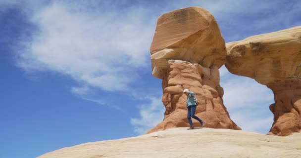 Senderista Femenina Activa Que Camina Cuidadosamente Colina Abajo Zion Utah — Vídeo de stock