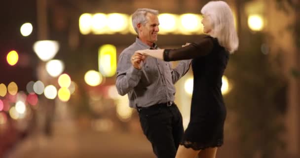 爱情中的老年人在夜晚共舞 一对快乐的老夫妇晚上在户外跳舞 — 图库视频影像