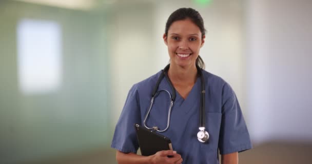 Enfermera Milenaria Feliz Médico Sonriendo Cámara Hospital Profesional Médico Sosteniendo — Vídeo de stock