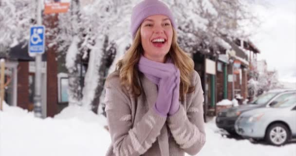 Mujer Caucásica Mediana Edad Disfrutando Nieve Calle Pequeña Ciudad Atractiva — Vídeo de stock
