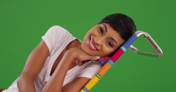 Siyah Kadın Uzanan Portresi Yeşil Ekranda Neşeli Bir Gülümsemeyle Kameraya — Stok video