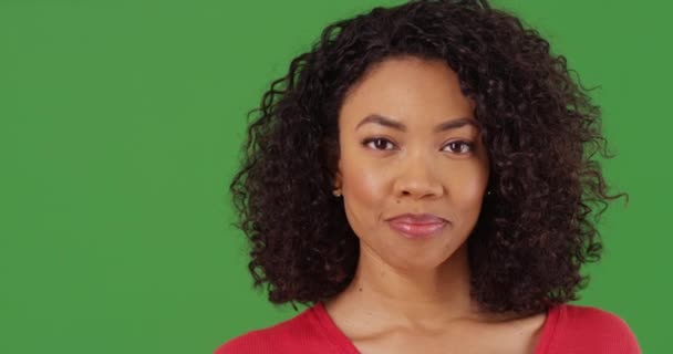 かなり黒い女性の肖像画を閉じて笑顔と緑の画面の背景にカメラを見て キーや合成のための緑の画面上の陽気なアフリカ系アメリカ人の千年紀のクローズアップ — ストック動画