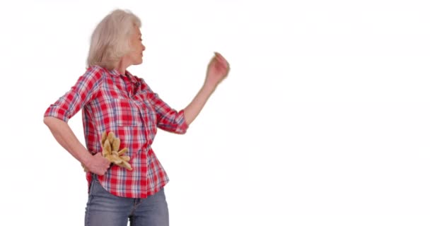 Senior Vrouw Flanellen Overhemd Met Tuingereedschap Handschoenen Witte Achtergrond Met — Stockvideo