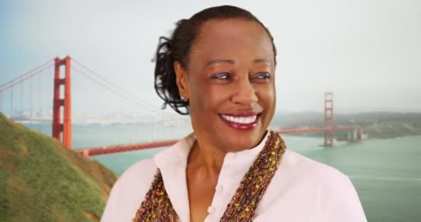 Portret Starszej Kobiety Patrzącej Most Golden Gate Starsza Czarna Kobieta — Wideo stockowe