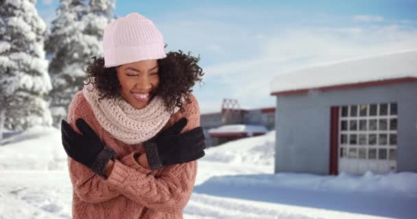 Retrato Una Linda Mujer Afroamericana Tratando Calentarse Nieve Mujer Negra — Vídeos de Stock