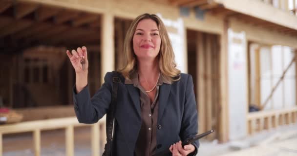 Sorrindo Corretor Imóveis Segurando Chaves Para Futura Casa Olhando Para — Vídeo de Stock