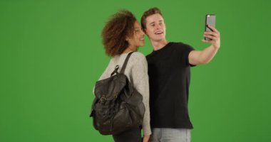 Milenyum çifti yeşil ekranda selfie çekiyor. Anahtar ya da birleşik olmak üzere yeşil ekranda.