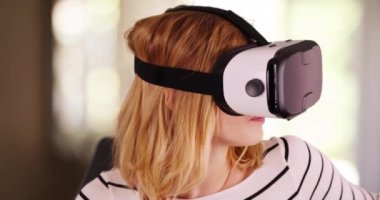 Eğlence olsun diye vr kulaklık takan sevimli bir milenyum kızı. Evde sanal gerçeklik gözlüğü kullanan yeni nesilden genç bir kadın. 4k