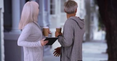 Yaşlı bir çift yolunu kaybetmiş hissediyor ve yolunu bulmak için tablet kullanıyor. Üst düzey bir çift yol tarifi almak için teknolojiyi kullanıyor. 4k