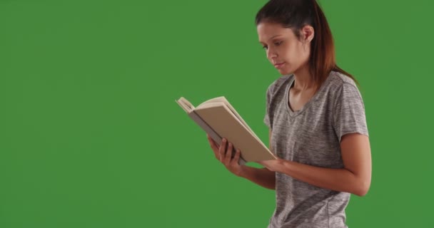 Умная Молодая Женщина Читает Книгу Зеленом Экране Умная Белая Девушка — стоковое видео
