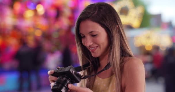Kameralı Mutlu Beyaz Kadın Festival Sokak Fuarında Fotoğraf Çekiyor Yaşlarda — Stok video