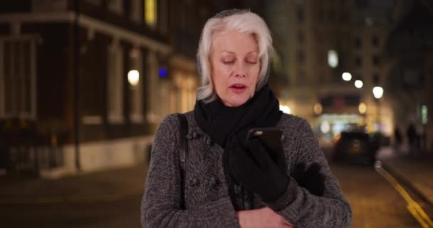 Mulher Turista Sênior Londres Durante Noite Inverno Removendo Luva Para — Vídeo de Stock