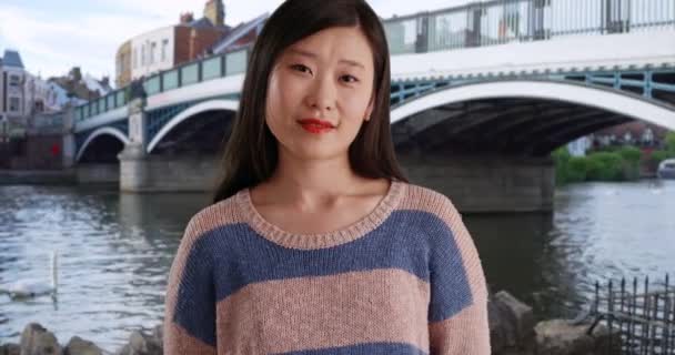 Przyjemna Młoda Kobieta Szczęśliwym Wyrazem Twarzy Ubrana Luźny Sweter Windsor — Wideo stockowe