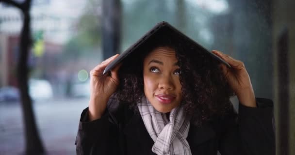 Ενοχλημένη Μαύρη Γυναίκα Που Θωρακίζεται Από Την Καταιγίδα Λάπτοπ Όμορφη — Αρχείο Βίντεο