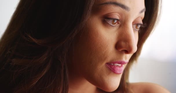 Güzel Latin Bir Kadının Üzgün Bir Ifadeyle Kameradan Dışarı Baktığı — Stok video