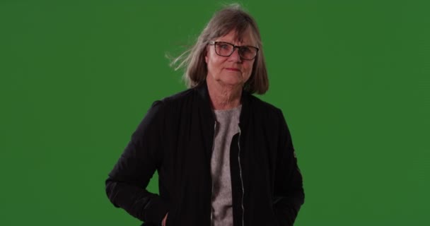 Smutná Starší Žena Rukama Kapsách Dívající Kameru Zeleném Pozadí Vážná — Stock video