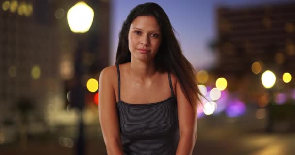 Menina Muito Caucasiana Vestindo Top Tanque Listrado Cidade Noite Olhando — Vídeo de Stock