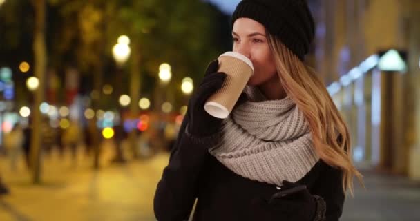 Una Mujer Atractiva Con Café Riéndose Del Mensaje Novio Una — Vídeos de Stock