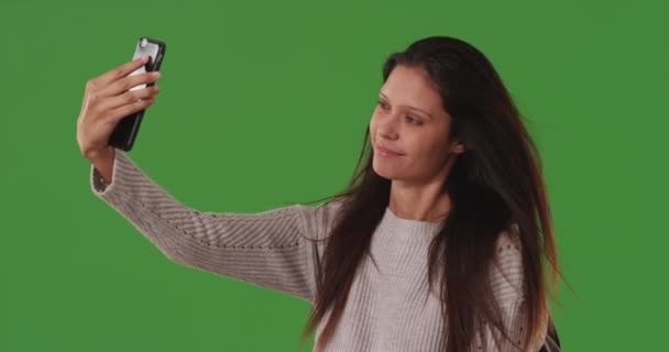 Mooie Witte Vrouw Neemt Selfies Met Smartphone Groen Scherm Gelukkige — Stockvideo