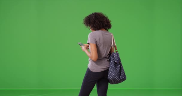 黑色女人的后视镜 蓝色的大圆点袋在智能手机绿色屏幕上发短信 在身着休闲装的女孩身后 使用手机绿色屏幕进行键控或合成 — 图库视频影像